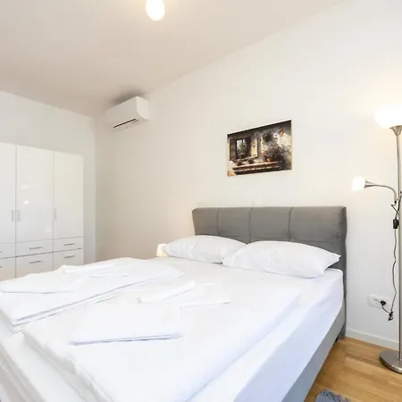 Lovely Apartment In Seget Donji With Wifi *