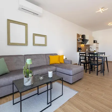 Lovely Apartment In Seget Donji With Wifi Trogir