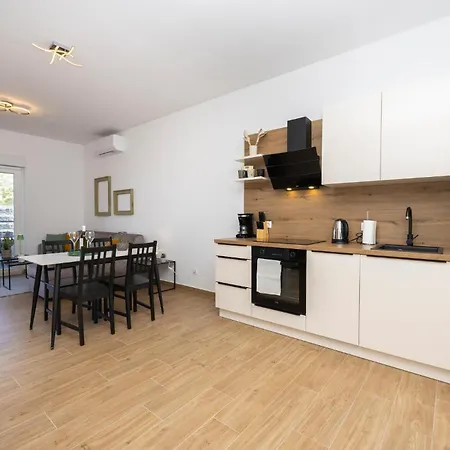 Apartmán Lovely In Seget Donji With Wifi